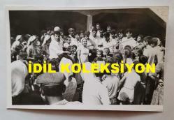 TÜRK HALK MÜZİĞİ SANATÇISI GÜLCAN OPEL'İN ORİJİNAL FOTOĞRAFI - 14 x 9 cm EBADINDA - GÜLCAN OPEL, KÖYÜNDE SAZ EŞLİĞİNDE TÜRKÜ OKURKEN ÇEKİLMİŞ BİR KARE (FOTO; ŞABAN ERDEM)
