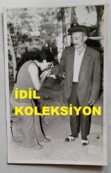 TÜRK HALK MÜZİĞİ SANATÇISI GÜLCAN OPEL'İN ORİJİNAL FOTOĞRAFI - 14 x 9 cm EBADINDA - GÜLCAN OPEL, KÖYÜNDE BABASI MAHMUT YILDIRIM'IN ELİNİ ÖPERKEN ÇEKİLMİŞ BİR KARE (FOTO; ŞABAN ERDEM)