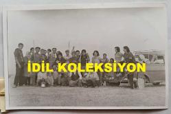 TÜRK HALK MÜZİĞİ SANATÇISI GÜLCAN OPEL'İN ORİJİNAL FOTOĞRAFI - 14 x 9 cm EBADINDA - GÜLCAN OPEL, KAYSERİ'NİN SARIOĞLAN KAZASININ YERLİKUYU KÖYÜNDE AMCASI, KARDEŞLERİ ve SAZ ARKADAŞLARIYLA BİRLİKTE TOPLUCA HATIRA POZU VERİRKEN ÇEKİLMİŞ BİR KARE (FOTO; ŞABAN ERDEM)