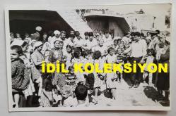 TÜRK HALK MÜZİĞİ SANATÇISI GÜLCAN OPEL'İN ORİJİNAL FOTOĞRAFI - 14 x 9 cm EBADINDA - GÜLCAN OPEL, KÖYÜNDE SAZ EŞLİĞİNDE TÜRKÜ OKURKEN ÇEKİLMİŞ BİR KARE (FOTO; ŞABAN ERDEM)