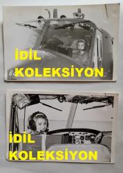 TÜRK HALK MÜZİĞİ SANATÇISI GÜLCAN OPEL'İN ORİJİNAL 2'Lİ FOTOĞRAF SETİ - 14 x 9 cm EBADINDA - GÜLCAN OPEL, HELİKOPTERE BİNERKEN ÇEKİLMİŞ 2 FARKLI KARE (FOTO; ŞABAN ERDEM)