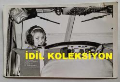 TÜRK HALK MÜZİĞİ SANATÇISI GÜLCAN OPEL'İN ORİJİNAL 2'Lİ FOTOĞRAF SETİ - 14 x 9 cm EBADINDA - GÜLCAN OPEL, HELİKOPTERE BİNERKEN ÇEKİLMİŞ 2 FARKLI KARE (FOTO; ŞABAN ERDEM)