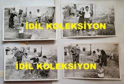 TÜRK HALK MÜZİĞİ SANATÇISI GÜLCAN OPEL'İN ORİJİNAL 4'LÜ FOTOĞRAF SETİ - 14 x 9 cm EBADINDA - GÜLCAN OPEL, EŞİ SABAHATTİN SAĞBAŞ, BABASI ve KIZ KARDEŞLERİYLE BİRLİKTE KÖYÜNDE İNŞASINA BAŞLADIĞI EVİN TEMELİNDE ÇALIŞIRKEN ÇEKİLMİŞ 4 FARKLI KARE (FOTO; ŞABAN ERDEM)