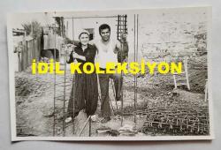 TÜRK HALK MÜZİĞİ SANATÇISI GÜLCAN OPEL'İN ORİJİNAL 4'LÜ FOTOĞRAF SETİ - 14 x 9 cm EBADINDA - GÜLCAN OPEL, EŞİ SABAHATTİN SAĞBAŞ, BABASI ve KIZ KARDEŞLERİYLE BİRLİKTE KÖYÜNDE İNŞASINA BAŞLADIĞI EVİN TEMELİNDE ÇALIŞIRKEN ÇEKİLMİŞ 4 FARKLI KARE (FOTO; ŞABAN ERDEM)