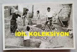 TÜRK HALK MÜZİĞİ SANATÇISI GÜLCAN OPEL'İN ORİJİNAL 4'LÜ FOTOĞRAF SETİ - 14 x 9 cm EBADINDA - GÜLCAN OPEL, EŞİ SABAHATTİN SAĞBAŞ, BABASI ve KIZ KARDEŞLERİYLE BİRLİKTE KÖYÜNDE İNŞASINA BAŞLADIĞI EVİN TEMELİNDE ÇALIŞIRKEN ÇEKİLMİŞ 4 FARKLI KARE (FOTO; ŞABAN ERDEM)