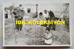 TÜRK HALK MÜZİĞİ SANATÇISI GÜLCAN OPEL'İN ORİJİNAL 4'LÜ FOTOĞRAF SETİ - 14 x 9 cm EBADINDA - GÜLCAN OPEL, EŞİ SABAHATTİN SAĞBAŞ, BABASI ve KIZ KARDEŞLERİYLE BİRLİKTE KÖYÜNDE İNŞASINA BAŞLADIĞI EVİN TEMELİNDE ÇALIŞIRKEN ÇEKİLMİŞ 4 FARKLI KARE (FOTO; ŞABAN ERDEM)