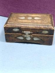 ÇY5----SEDEF VE PİRİNÇ DEKORLU ESKİ AHŞAP TAKI-MÜCEVHER KUTUSU