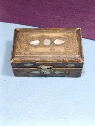 ÇY5----SEDEF VE PİRİNÇ DEKORLU ESKİ AHŞAP TAKI-MÜCEVHER KUTUSU