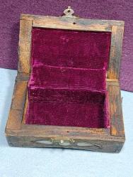 ÇY5----SEDEF VE PİRİNÇ DEKORLU ESKİ AHŞAP TAKI-MÜCEVHER KUTUSU