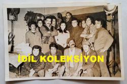 YEŞİLÇAM'IN KRALI AYHAN IŞIK'IN ORİJİNAL FOTOĞRAFI - 18 x 12 cm EBADINDA - AYHAN IŞIK, ORHAN GÜNŞİRAY, YALÇIN GÜLHAN, BAHAR ERDENİZ ve URFALI BABİ, BİR FİLM SETİNDE AYNI KAREDE POZ VERİRLERKEN ÇEKİLMİŞ BİR FOTOĞRAF