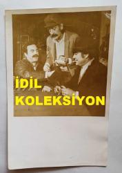 YEŞİLÇAM'IN KRALI AYHAN IŞIK'IN ORİJİNAL AJANS-BASIN FOTOĞRAFI - 18 x 12 cm EBADINDA - AYHAN IŞIK, ORHAN GÜNŞİRAY ve URFALI BABİ, BİR FİLM SAHNESİNDE AYNI KAREDELER