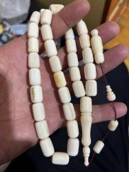 Orjinal Mahmut dişi fosilden yapılma Mahmut dişi tespih obje fotoğraflarını ekledim isteyene obje fotoğraflarını gönderirim antika fosil tespih büyük ölçü  72 gram işçilik bana aşttir