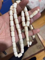 Orjinal Mahmut dişi fosilden yapılma Mahmut dişi tespih obje fotoğraflarını ekledim isteyene obje fotoğraflarını gönderirim antika fosil tespih büyük ölçü  72 gram işçilik bana aşttir