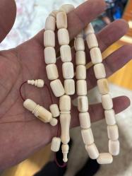 Orjinal Mahmut dişi fosilden yapılma Mahmut dişi tespih obje fotoğraflarını ekledim isteyene obje fotoğraflarını gönderirim antika fosil tespih büyük ölçü  72 gram işçilik bana aşttir