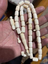 Orjinal Mahmut dişi fosilden yapılma Mahmut dişi tespih obje fotoğraflarını ekledim isteyene obje fotoğraflarını gönderirim antika fosil tespih büyük ölçü  72 gram işçilik bana aşttir