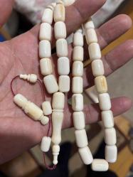 Orjinal Mahmut dişi fosilden yapılma Mahmut dişi tespih obje fotoğraflarını ekledim isteyene obje fotoğraflarını gönderirim antika fosil tespih büyük ölçü  72 gram işçilik bana aşttir