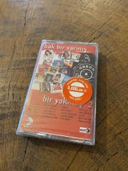 BAK BİR VARMIŞ BİR YOKMUŞ 2 - FÜSUN ÖNAL / AJDA / AYTEN ALPMAN / NİLÜFER / AYLA ALGAN / HÜMEYRA / GÖNÜL TURGUT... KASET (JELATİNİNDE)