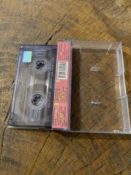 HAMİYET YÜCESES - MAKBER / HER YER KARANLIK - KASET