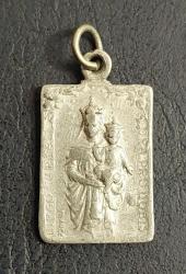 Fransa, Kutsal Kalp Skapüler/Karmel Dağı Meryem Ana ve Çocuk İsa Temalı Dinsel Madalyon. Papalığın İzniyle Çıkartılmıştır. Çift Taraflı Dinsel İmge (Kutsal Kalp/Karmel Dağı). Aşınmaya Rağmen Net Latince Yazılar. Bu Madalyon, Karmel Dağı Meryem Ana Skapularının Sembolüdür. Ön Yüzünde İsa'nın Kutsal Kalbi ve (İsa'nın Kutsal Kalbi, Bize Merhamet Et) Yazısı Yer Almaktadır. Arka Yüzünde İse Meryem Ana ve Çocuk İsa (Karmel Bakiresi, Bizim İçin Dua Et) Yazısı Bulunmaktadır. Alüminyum/Yüzeyde Alüminyumun Aşınma ve Oksidasyon İzleri görülmektedir. 1940-1950'ler. Nadir.