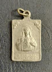 Fransa, Kutsal Kalp Skapüler/Karmel Dağı Meryem Ana ve Çocuk İsa Temalı Dinsel Madalyon. Papalığın İzniyle Çıkartılmıştır. Çift Taraflı Dinsel İmge (Kutsal Kalp/Karmel Dağı). Aşınmaya Rağmen Net Latince Yazılar. Bu Madalyon, Karmel Dağı Meryem Ana Skapularının Sembolüdür. Ön Yüzünde İsa'nın Kutsal Kalbi ve (İsa'nın Kutsal Kalbi, Bize Merhamet Et) Yazısı Yer Almaktadır. Arka Yüzünde İse Meryem Ana ve Çocuk İsa (Karmel Bakiresi, Bizim İçin Dua Et) Yazısı Bulunmaktadır. Alüminyum/Yüzeyde Alüminyumun Aşınma ve Oksidasyon İzleri görülmektedir. 1940-1950'ler. Nadir.