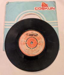 (No89) Fikret Kızılok - Gözlerinden Bellidir - Leylim Leylim 45'lik Plak