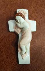 LOT.11 » Avrupa, Vintage Çarmıha Gerilmiş Uyuyan Bebek İsa Figürlü Haç (Dini) Duvar Süsü. Alçı/Seramik/Porselen. El Yapımı ve Renklendirme. 2000'ler. Duvara Monteye Uygundur. (4x7.5x14.5 cm)