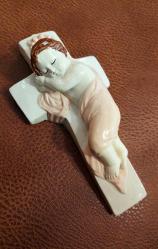 Avrupa, Vintage Çarmıha Gerilmiş Uyuyan Bebek İsa Figürlü Haç (Dini) Duvar Süsü. Alçı/Seramik/Porselen. El Yapımı ve Renklendirme. 2000'ler. Duvara Monteye Uygundur. (4x7.5x14.5 cm)