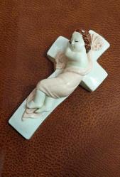 Avrupa, Vintage Çarmıha Gerilmiş Uyuyan Bebek İsa Figürlü Haç (Dini) Duvar Süsü. Alçı/Seramik/Porselen. El Yapımı ve Renklendirme. 2000'ler. Duvara Monteye Uygundur. (4x7.5x14.5 cm)