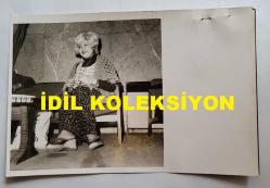SES SANATÇISI HANDAN KARA'NIN ORİJİNAL 2'Lİ AJANS-BASIN FOTOĞRAFI SETİ - 18 x 12 cm EBADINDA - HANDAN KARA, KIZINA YELEK ÖRERKEN ve ÖRDÜĞÜ YELEĞİ KIZINDA DENERKEN ÇEKİLMİŞ 2 FARKLI KARE