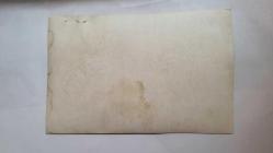SES SANATÇISI HANDAN KARA'NIN ORİJİNAL 2'Lİ AJANS-BASIN FOTOĞRAFI SETİ - 18 x 12 cm EBADINDA - HANDAN KARA, KIZINA YELEK ÖRERKEN ve ÖRDÜĞÜ YELEĞİ KIZINDA DENERKEN ÇEKİLMİŞ 2 FARKLI KARE