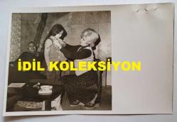 SES SANATÇISI HANDAN KARA'NIN ORİJİNAL 2'Lİ AJANS-BASIN FOTOĞRAFI SETİ - 18 x 12 cm EBADINDA - HANDAN KARA, KIZINA YELEK ÖRERKEN ve ÖRDÜĞÜ YELEĞİ KIZINDA DENERKEN ÇEKİLMİŞ 2 FARKLI KARE