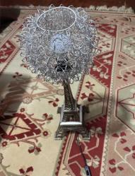 Masa Lambası (Kumandalı) Dekoratif Eyfel Kulesi formunda şık masa lambası. Üst kısmındaki tel örgü tasarım sayesinde hoş bir ışık yayar. RGB LED ışık sistemi ile farklı renklerde yanar ve kumandası ile kolayca kontrol edilir. Ev, ofis ve vitrin dekorasyonu için ideal. Temiz ve sorunsuz çalışmaktadır