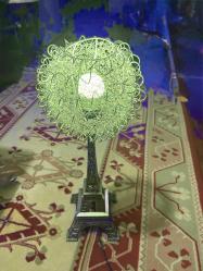 Masa Lambası (Kumandalı) Dekoratif Eyfel Kulesi formunda şık masa lambası. Üst kısmındaki tel örgü tasarım sayesinde hoş bir ışık yayar. RGB LED ışık sistemi ile farklı renklerde yanar ve kumandası ile kolayca kontrol edilir. Ev, ofis ve vitrin dekorasyonu için ideal. Temiz ve sorunsuz çalışmaktadır