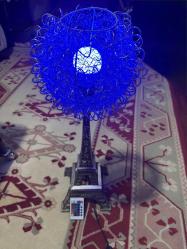 Masa Lambası (Kumandalı) Dekoratif Eyfel Kulesi formunda şık masa lambası. Üst kısmındaki tel örgü tasarım sayesinde hoş bir ışık yayar. RGB LED ışık sistemi ile farklı renklerde yanar ve kumandası ile kolayca kontrol edilir. Ev, ofis ve vitrin dekorasyonu için ideal. Temiz ve sorunsuz çalışmaktadır