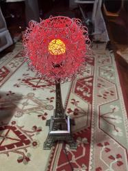 Masa Lambası (Kumandalı) Dekoratif Eyfel Kulesi formunda şık masa lambası. Üst kısmındaki tel örgü tasarım sayesinde hoş bir ışık yayar. RGB LED ışık sistemi ile farklı renklerde yanar ve kumandası ile kolayca kontrol edilir. Ev, ofis ve vitrin dekorasyonu için ideal. Temiz ve sorunsuz çalışmaktadır