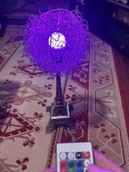 Masa Lambası (Kumandalı) Dekoratif Eyfel Kulesi formunda şık masa lambası. Üst kısmındaki tel örgü tasarım sayesinde hoş bir ışık yayar. RGB LED ışık sistemi ile farklı renklerde yanar ve kumandası ile kolayca kontrol edilir. Ev, ofis ve vitrin dekorasyonu için ideal. Temiz ve sorunsuz çalışmaktadır