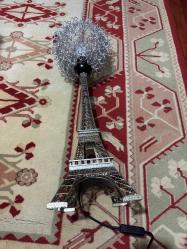 Masa Lambası (Kumandalı) Dekoratif Eyfel Kulesi formunda şık masa lambası. Üst kısmındaki tel örgü tasarım sayesinde hoş bir ışık yayar. RGB LED ışık sistemi ile farklı renklerde yanar ve kumandası ile kolayca kontrol edilir. Ev, ofis ve vitrin dekorasyonu için ideal. Temiz ve sorunsuz çalışmaktadır