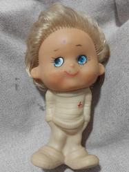 1980LER SOVYET RUSYA KAUÇUK (LASTİK) BEBEK KIZILHAÇ GÖREVLİSİ SARI SAÇLI KIZ OYUNCAK BİBLO 20 CM