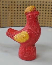 Avrupa, Kuş Figürlü Düdük. Kuş Düdüğü/Kuş Flütü/Geleneksel Halk Sanatı. Seramik Kalıp Döküm. El Yapımı, Kırmızı ve Sarı Boya ile Renklendirilmiş. Gövde Arkasında Ses çıkış Delikleri ve Ağızlık Kısmı Yer Almaktadır. Kullanıma Bağlı Aşınma Yaşını Gösteriyor. 1960'lar. Müzik Aletleri Koleksiyonu İçin Mükemmel Bir Üründür. (3,5×6,5x9 cm) Nadir.