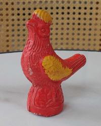 Avrupa, Kuş Figürlü Düdük. Kuş Düdüğü/Kuş Flütü/Geleneksel Halk Sanatı. Seramik Kalıp Döküm. El Yapımı, Kırmızı ve Sarı Boya ile Renklendirilmiş. Gövde Arkasında Ses çıkış Delikleri ve Ağızlık Kısmı Yer Almaktadır. Kullanıma Bağlı Aşınma Yaşını Gösteriyor. 1960'lar. Müzik Aletleri Koleksiyonu İçin Mükemmel Bir Üründür. (3,5×6,5x9 cm) Nadir.