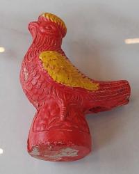 Avrupa, Kuş Figürlü Düdük. Kuş Düdüğü/Kuş Flütü/Geleneksel Halk Sanatı. Seramik Kalıp Döküm. El Yapımı, Kırmızı ve Sarı Boya ile Renklendirilmiş. Gövde Arkasında Ses çıkış Delikleri ve Ağızlık Kısmı Yer Almaktadır. Kullanıma Bağlı Aşınma Yaşını Gösteriyor. 1960'lar. Müzik Aletleri Koleksiyonu İçin Mükemmel Bir Üründür. (3,5×6,5x9 cm) Nadir.