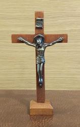 Avrupa, İsa Figürlü (Çarmıh) Minyatür Kaideli Haç. Açık Renk Ahşap ve Pirinç Metal Döküm Figür. 2000'ler. (22x57x106 mm)