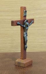 Avrupa, İsa Figürlü (Çarmıh) Minyatür Kaideli Haç. Açık Renk Ahşap ve Pirinç Metal Döküm Figür. 2000'ler. (22x57x106 mm)