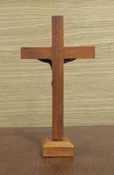 Avrupa, İsa Figürlü (Çarmıh) Minyatür Kaideli Haç. Açık Renk Ahşap ve Pirinç Metal Döküm Figür. 2000'ler. (22x57x106 mm)