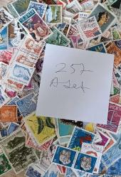 257 adet damgalı Dünya pulları lotu