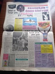 Türkiye Gazetesi - Turkish Newspaper - 4 Ağustos 1984 - Bakan'a Üç Teklif yazan Yalçın Özer Başmakale - Cumhurbaşkanı Kenan Evren Başbakan Turgut Özal ile haftalık görüşmesini yaptı fotoğraf - altın tekrar yükselmeye başladı - Urfalı Halil İyigün bagajda çiğ köfte yapıyor fotoğraf - askeri savcı Selda Bağcan'ın 2 yıl 8 ay hapsini istedi - polis fuhuşa savaş açtı - İstanbul Barosu eski yönetim kurulu üyeleri hakkında yeni dava açıldı - Türkiye'nin gündemindeki mesele işsizlik inceleme Enver Durmuş - Edremit'te öğretmenevi açıldı fotoğraf - Resimli Evliya Çelebi seyahatnamesi hazırlayan Kemal Akmeriç Desen Samim Utkun Yazı Dizisi - Peygamberler tarihi yazan Abdüllatif Uyan Yazı Dizisi - Sönmez Holding bünyesindeki işçi çocuklar için sünnet düğünü tertip etti - 1984 Los Angeles Yaz Olimpiyat Oyunları - Boksta Eyüp Can'ın galibiyetini Cemal Öner Vedat Önsoy Ve Turgut Aykaç'ın galibiyetleri takip etti - yüzmede Michael Gross'un hedefi 3. Altın - Carl Lewis'in hedefi dört altın