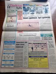 Türkiye Gazetesi - Turkish Newspaper - 29 Mayıs 1984 - Türkiye Irak yazan Yalçın Özer Başmakale - Cumhurbaşkanı Kenan Evren anayasanın değiştirilmesine karşıyım dedi - İstanbul 531 yıl önce bugün fethedilmişti - fetih marşı yazan Arif Nihat Asya - Yusuf Bozkurt Özal DPT müsteşarı oldu - yeni pazarlar bulmak zorundayız - Güney Koreli iki gemici Müslüman oldu fotoğraf - Türk Irak resmi görüşmeleri yapıldı - Başbakan Turgut Özal bugün devlet başkanı Saddam Hüseyin ile görüşecek - Çin'de komünizm çözülüyor yazan Mehmet Sedat - Erzincan esnafı Kızılay İş hanı'nın bitirilmesini sabırsızlıkla bekliyor - Resimli Evliya Çelebi seyahatnamesi hazırlayan Kemal Akmeriç Desen Samim Utkun Yazı Dizisi - Peygamberler tarihi yazan Abdüllatif Uyan Yazı Dizisi - kur'an-ı Kerim hıfz ve tilaveti yarışması bugün açık hava tiyatrosunu yapılacak - Galatasaray Fenerbahçe Beşiktaş liderliği tattı ama son gülen iyi güldü - Trabzonspor şampiyon oldu - haftanın takımı Kocaelispor - Tarık Hoçiç son gol Fotoğrafı