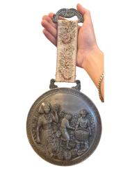 Avrupa Üretimi Zin Üzeri Kabartma Motifli Goblen Askılı Duvar Süsü 16,5 cm çapında 33 cm uzunluğunda