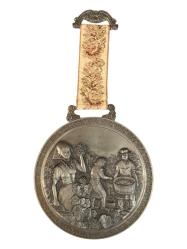 Avrupa Üretimi Zin Üzeri Kabartma Motifli Goblen Askılı Duvar Süsü 16,5 cm çapında 33 cm uzunluğunda