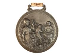 Avrupa Üretimi Zin Üzeri Kabartma Motifli Goblen Askılı Duvar Süsü 16,5 cm çapında 33 cm uzunluğunda